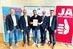 Landrat Sören Meng (2.v.l.), Handwerkskammer-Präsident Helmut Zimmer (r.), Handwerkskammer-Hauptgeschäftsführer Jens Schmitt (2.v.r.) und der Ottweiler Bürgermeister Holger Schäfer (l.) überreichen die Urkunde an Alexander Haar, Maler- und Lackiermeister aus Ottweiler.
