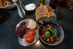 Schnell zubereitet, lecker und dazu auch noch gesund: Anthony Sarpong und Doc Leben zaubern einen Tomaten-Brot-Salat.