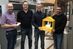 Die Übergabe der neuen Technikkomponenten erfolgte im Beisein der Schulleitung und des Fachbereichs sowie von Somfy. V.l.: Stellvertretender Schulleiter Andreas Büttner, Thomas Diertl, Somfy-Schulungsleiter Damian Mast und Dominik Fürst (Fachbereich Metalltechnik).