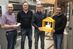 Die Übergabe der neuen Technikkomponenten erfolgte im Beisein der Schulleitung und des Fachbereichs sowie von Somfy. V.l.: Stellvertretender Schulleiter Andreas Büttner, Thomas Diertl, Somfy-Schulungsleiter Damian Mast und Dominik Fürst (Fachbereich Metalltechnik).