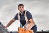 Tarek Legat (25), Dachdecker, Meister bei "Zetzmann GmbH" in 96450 Coburg.
