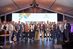 Die Gewinnerinnen und Gewinner des Innovationspreises Münsterland 2025/26 gemeinsam mit Moderatorin Eva-Maria Jazdzejewski (links) und den Laudatorinnen und Laudatoren auf der Bühne auf dem Schlossplatz in Münster